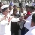 सेल्फी लेने की कोशिश कर रहे व्यक्ति पर भड़के डीके शिवकुमार