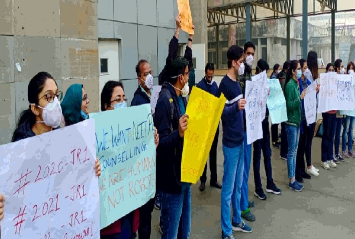 doctors strike continued in delhi for the 13th day two patients died due to non-availability of treatment