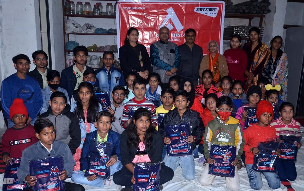 Aligarh: Children's faces blossomed after getting sweater