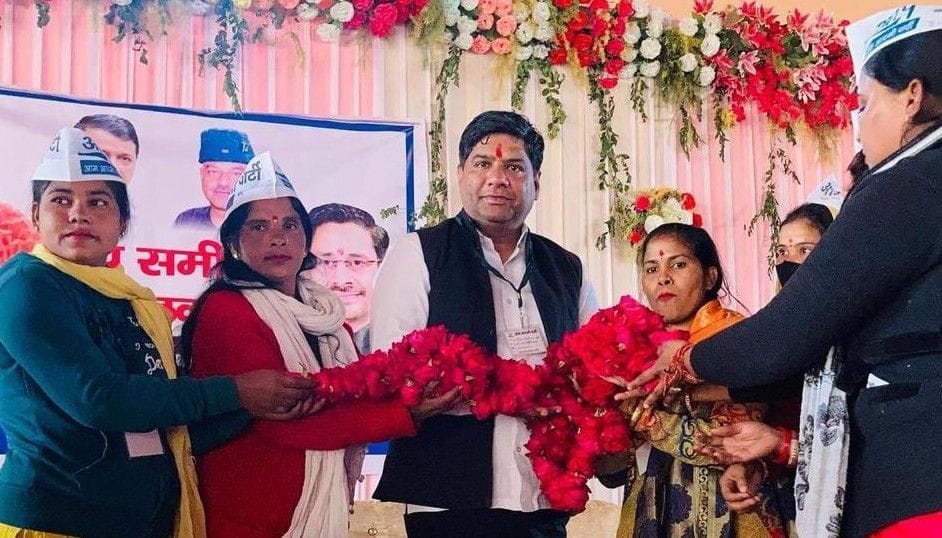 AAP MLA gave victory tips to the workers