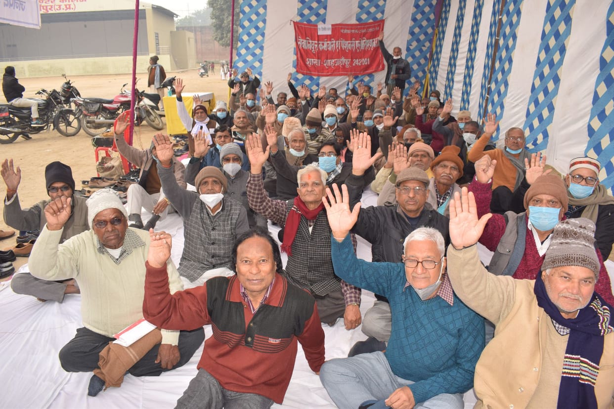 Pensioners staged a sit-in to get the facility of cashless treatment