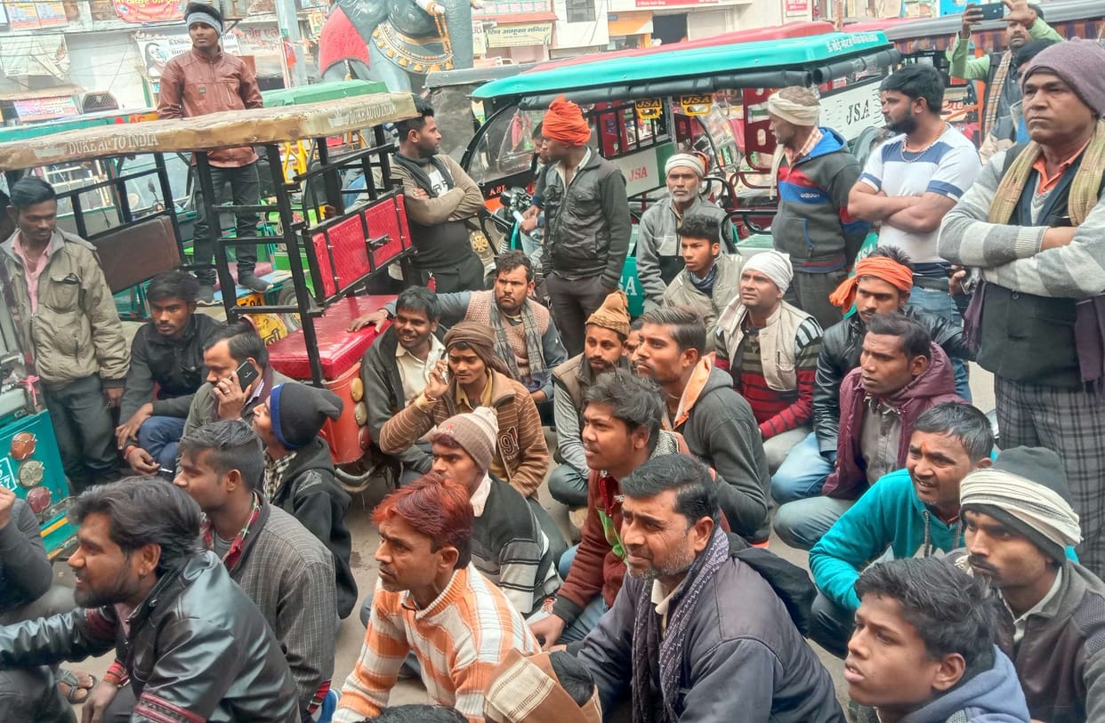 E-rickshaw drivers took to the streets demanding demands, jammed