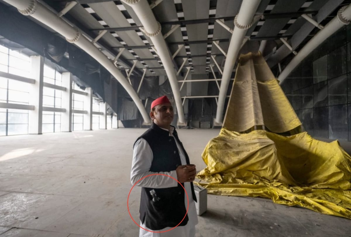 Akhilesh Yadav talks about the bottle he had while visit to JPNIC Lucknow.