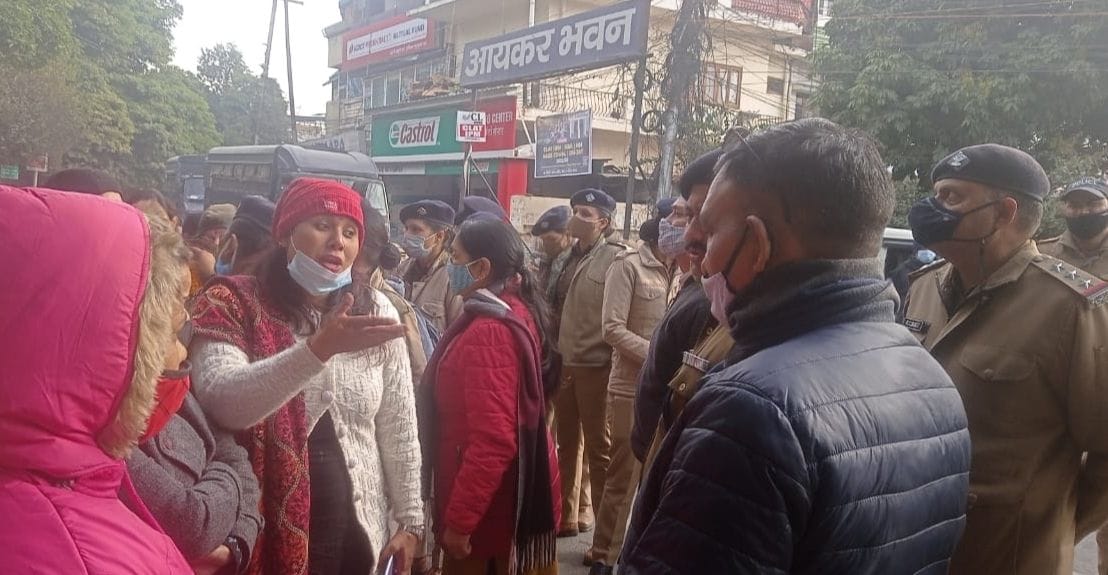Demonstrations throughout the day, assurances in the evening still not accepted the mind of the family members of the policemen