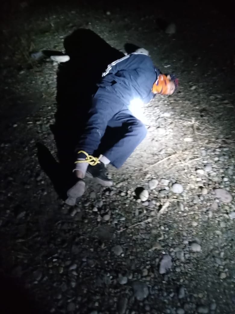Due to land dispute, the hands and feet of the young man were left on the dam on the road.