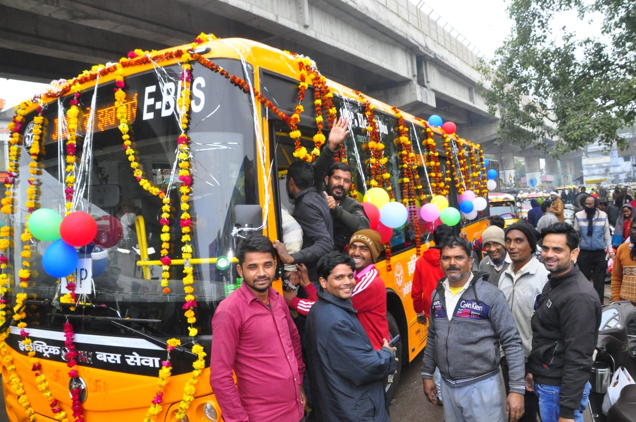 Electric AC buses started running on the roads of Jhansi, 300 traveled on the first day