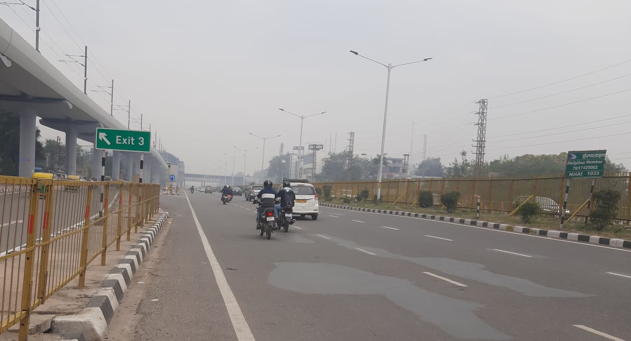 The city was wrapped in a blanket of smog, increased trouble, even on Wednesday, the pollution level of poor category increased the problem