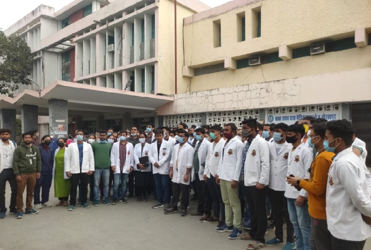 Junior doctors of BRD Medical College also demonstrated for second day