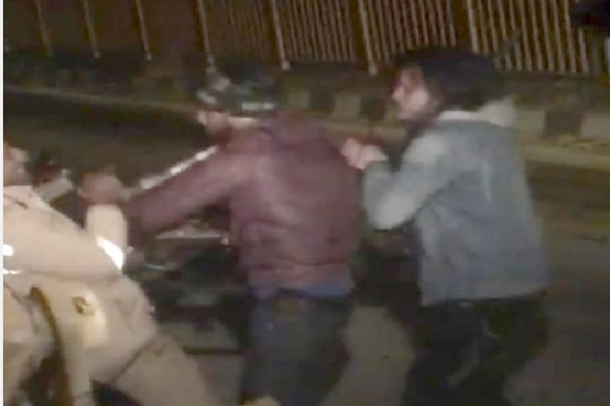 UP News: Crooks have attacked on police team in many time in one year at Bijnor district