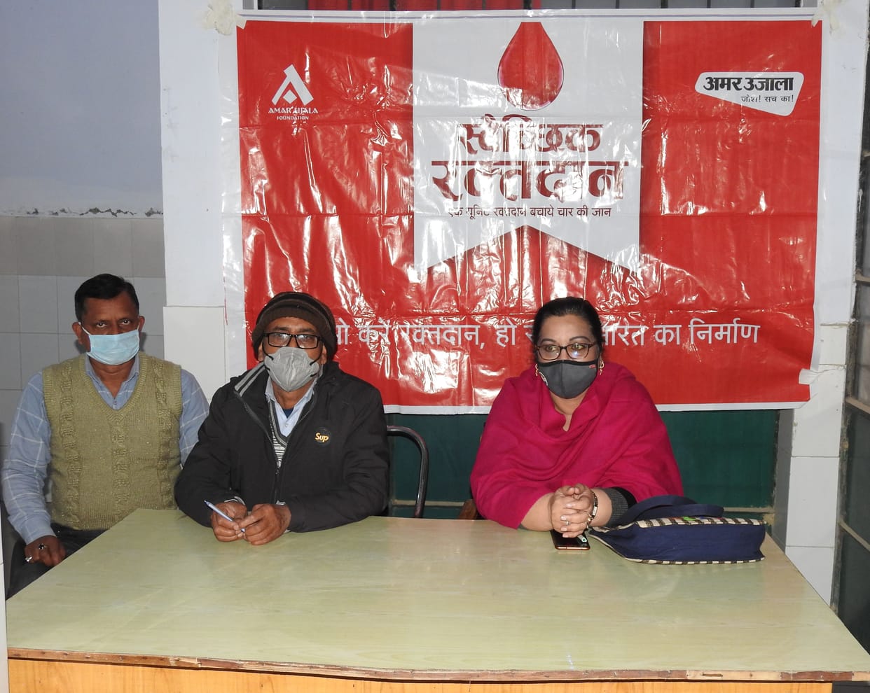 5 donated blood in amar ujala camp