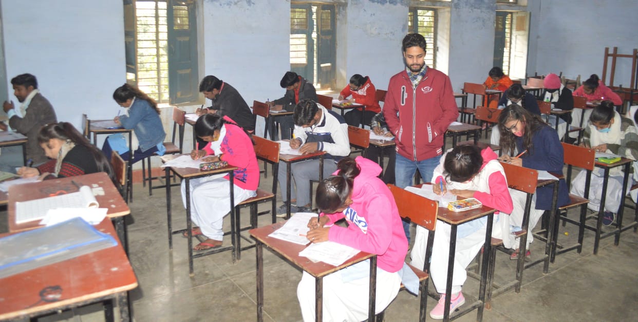 Hathras: Crowd of students came for re-examination at the nodal center