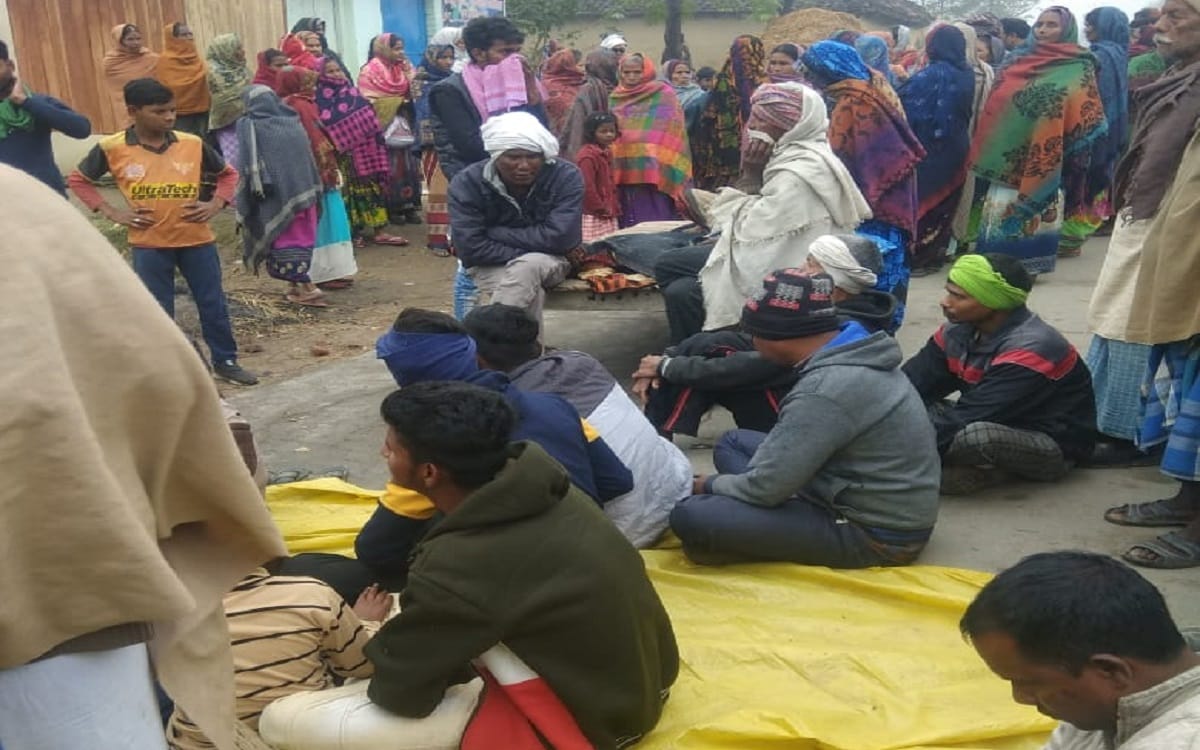 Road accident in Chandauli Girl child dies due to hit by bike angry villagers jammed road