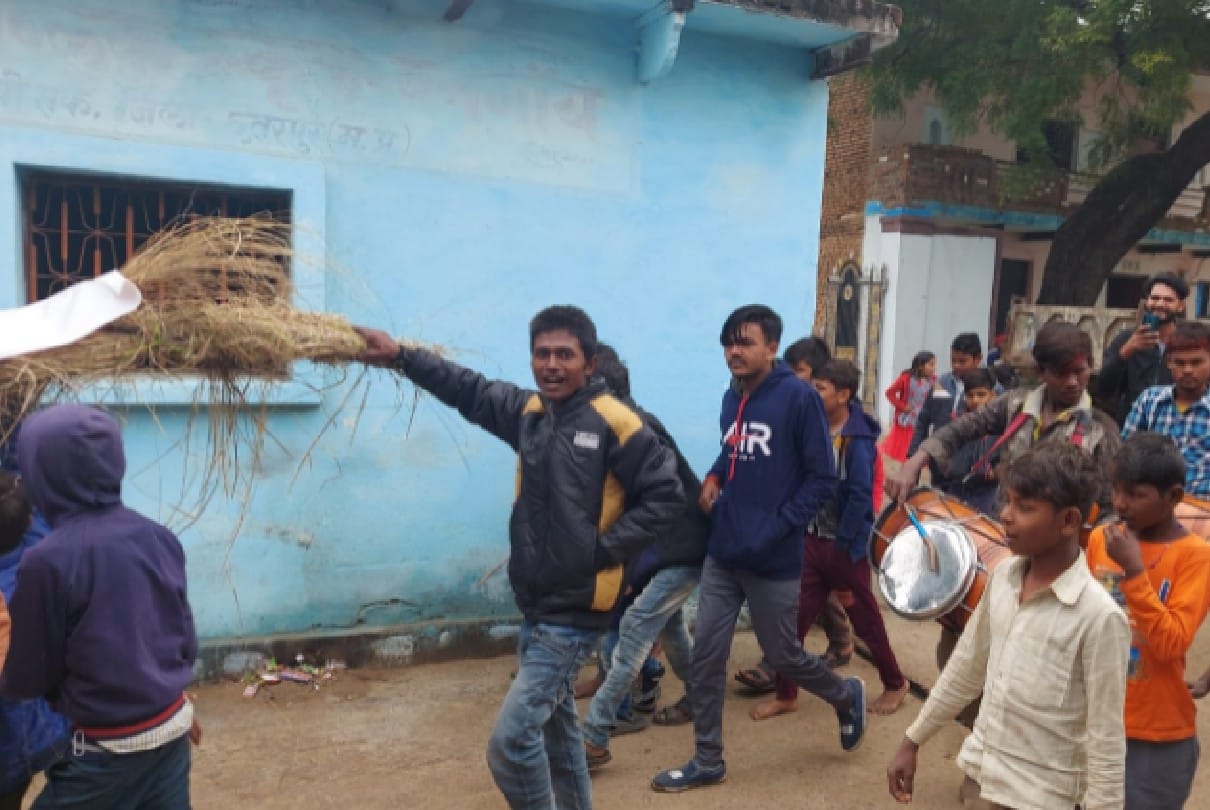 Chhatarpur: After the cancellation of Panchayat elections, the angry candidates took out the effigy of the Chief Minister with the bands, three arrested