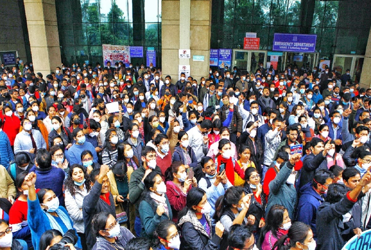Delhi Doctors strike Patients kept crying throughou day, hospitals gates closed see photos