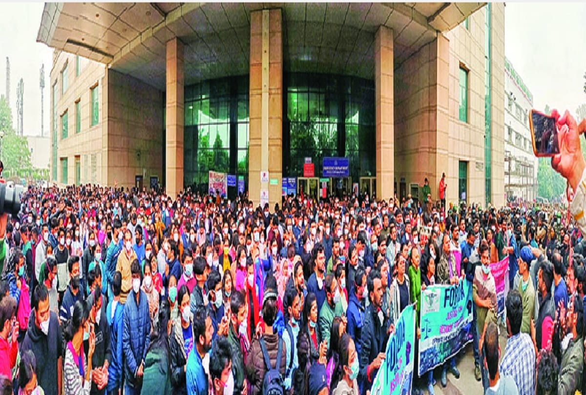 Delhi Doctors strike Patients kept crying throughou day, hospitals gates closed see photos