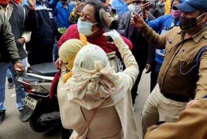 Dewas: Congress came to the rescue of the woman, said- don't be afraid sister... the administration will have to answer how to pick up the slippers...