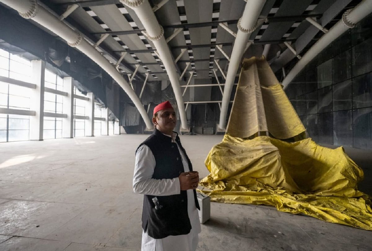 UP battle Yogi told the bottle in Akhilesh pocket as Swedish brand and SP leader retaliated