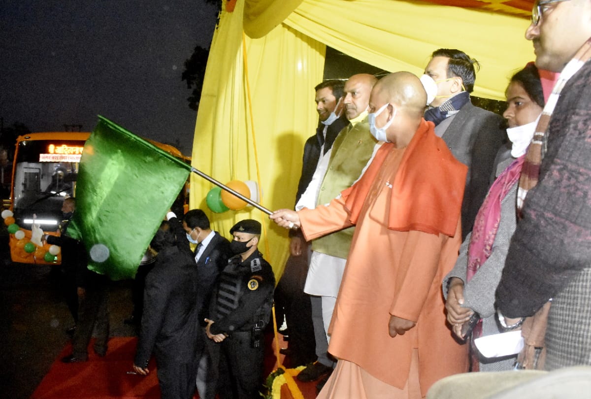 CM Yogi flagged off electric buses in Gorakhpur
