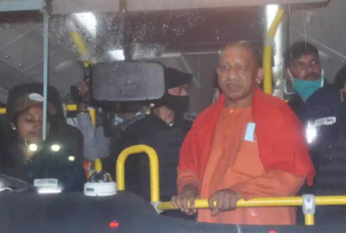 CM Yogi boarded electric bus in Gorakhpur