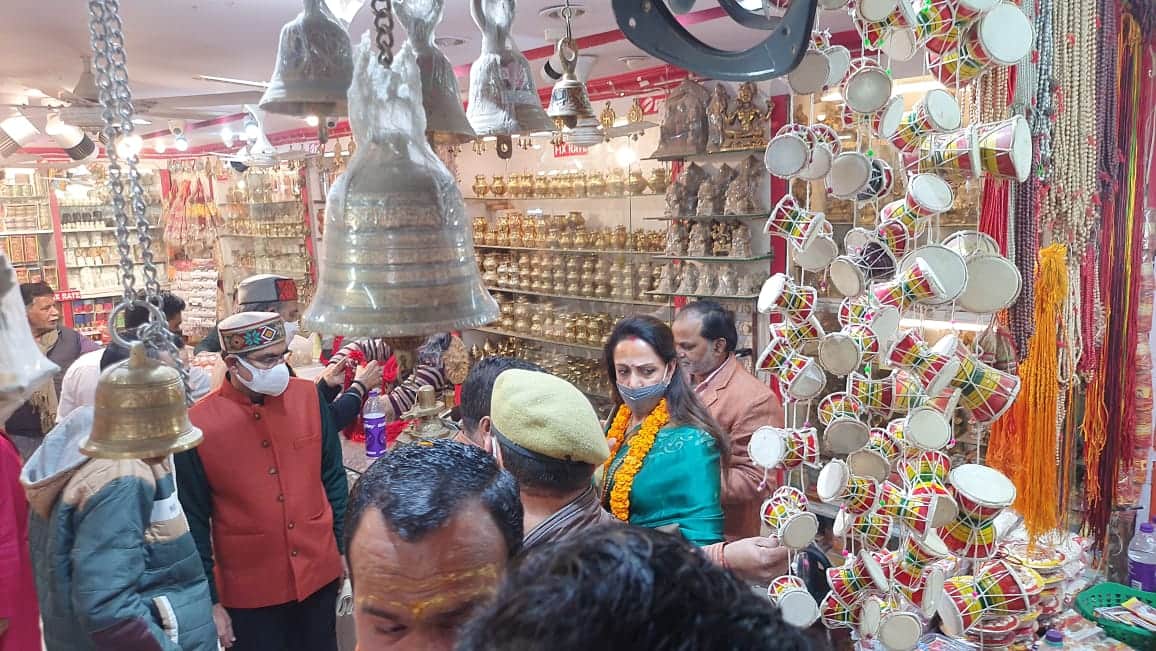 BJP MP Hema Malini and actress hema malini visit kashi viswanath dham and shopping in streets of kashi