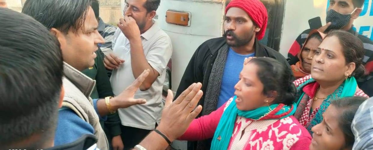 Scuffle with bus drivers for unloading passengers midway