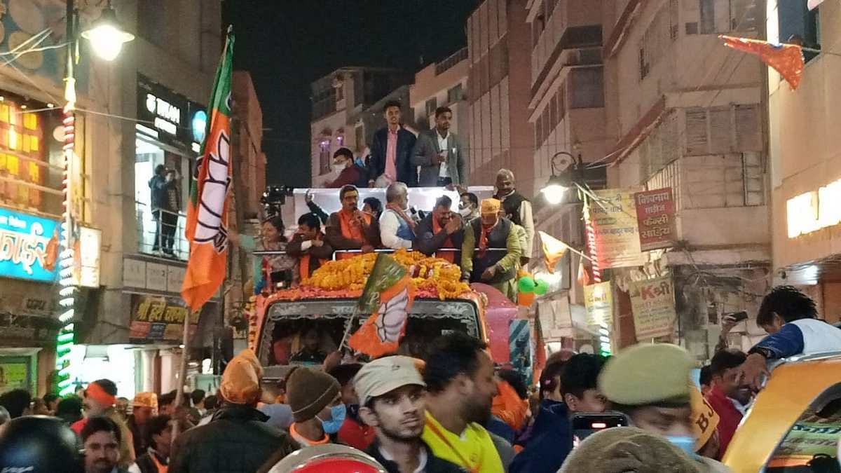 BJP Jan Vishwas Yatra reached in varanasi grand welcome by performed aarti and showering flowers Road show in city