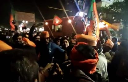 BJP Jan Vishwas Yatra reached in varanasi grand welcome by performed aarti and showering flowers Road show in city