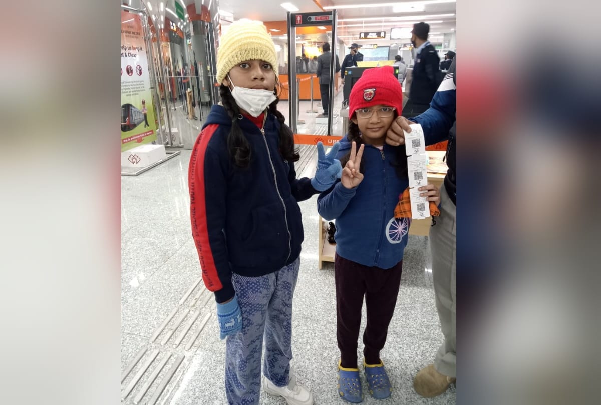 Kanpur Metro Start News: First Passengers Welcome by giving Flowers and Chocolates
