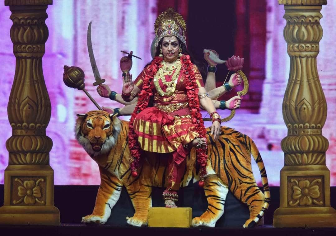 BJP MP Hema Malini and actress hema malini visit kashi viswanath dham and shopping in streets of kashi