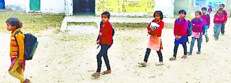 How to go to school in the cold winter... 1.25 lakh children did not get sweaters, money to buy shoes