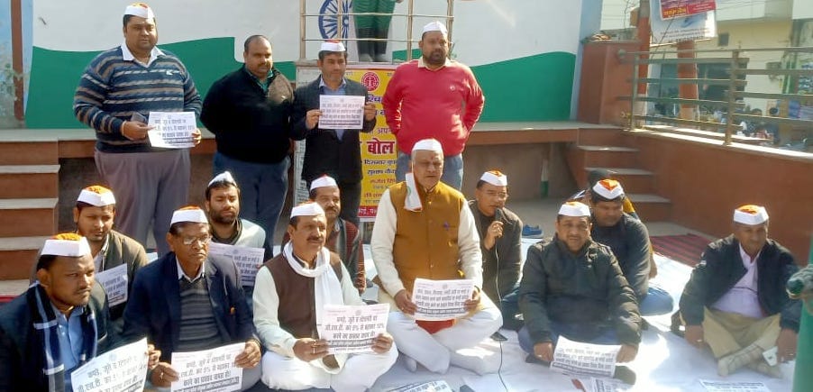 Traders shout against the government