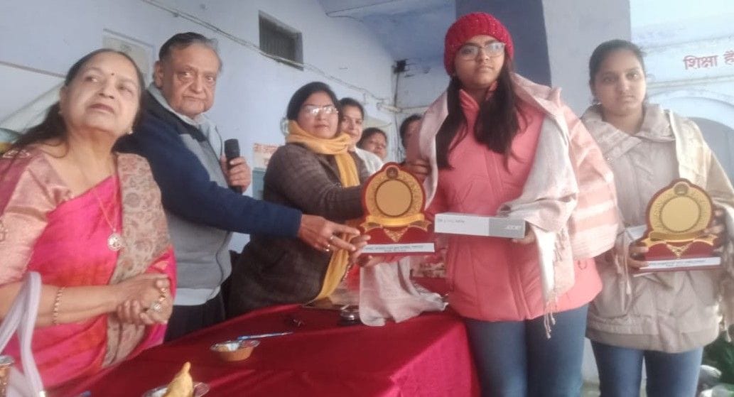 Hathras: Honored the girl students who were included in the district topper of UP Board