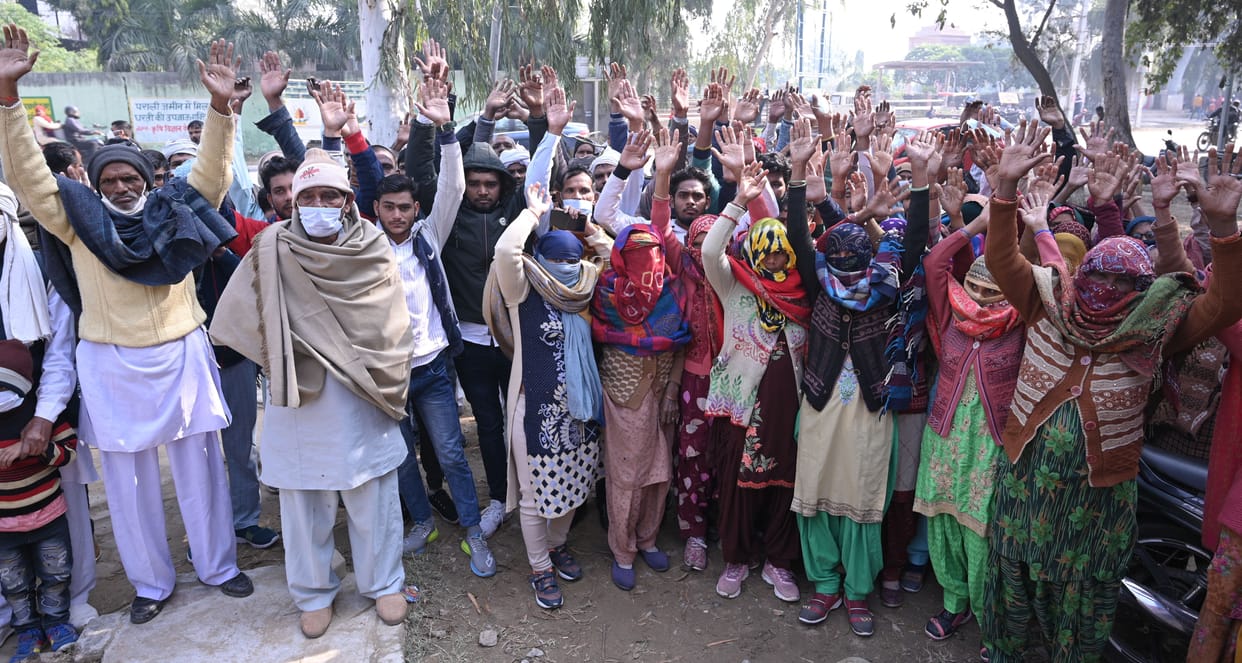 Villagers demonstrated due to non-arrest of the accused in Badesara murder case