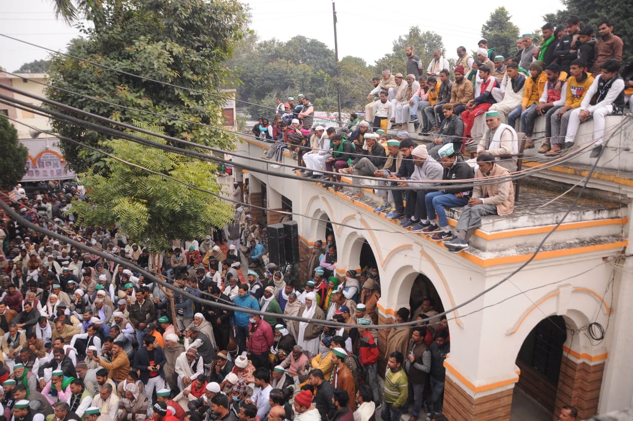 BKU workers roared on discrimination in development works in District Panchayat