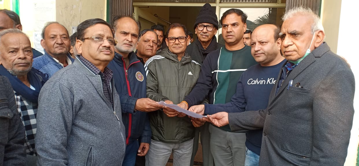 Demonstration of angry traders due to increase in mandi fee on jaggery