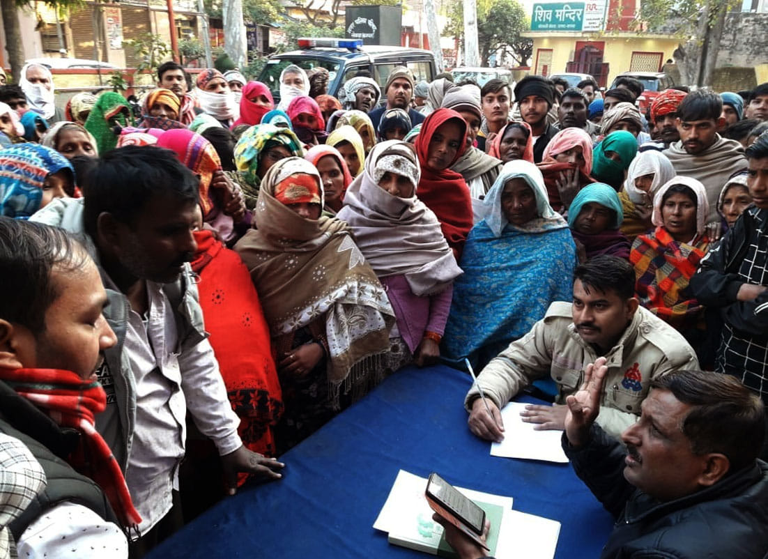 The relatives of the teenager who died in the accident surrounded the Kotwali