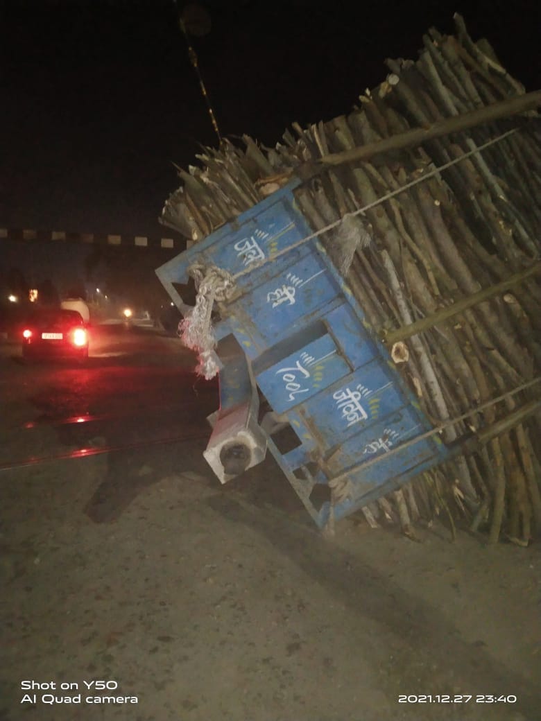 Tractor trolley loaded with wood on the track - jammed due to overturning, Mussoorie Express stood