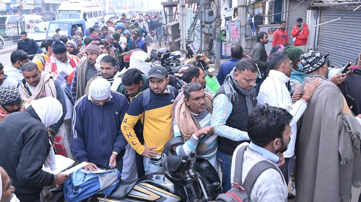 The crowd gathered on the doorstep of the administration for both complaint and protest, this crowd is increasing the risk of infection