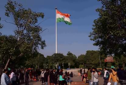 कनॉट प्लेस में घूमते लोग