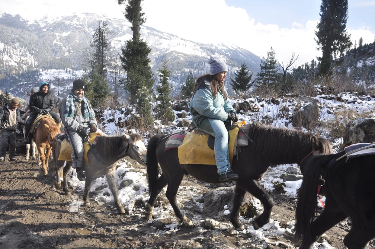 tourists in rohtang