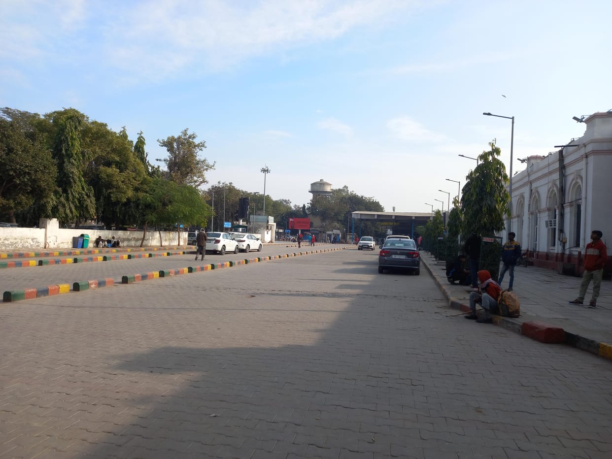 Drivers park their vehicles arbitrarily, passengers upset