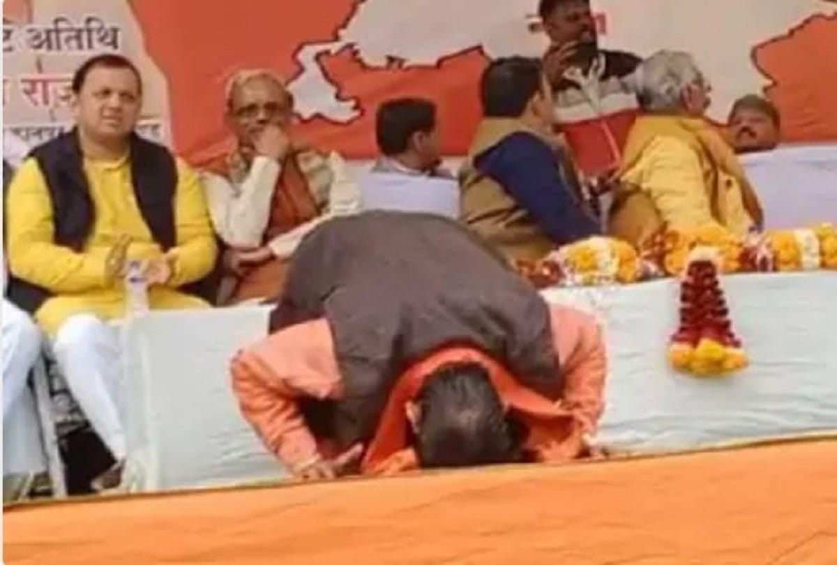 Lalitpur Minister of State greeted the workers by bowing his head on the stage, people laughed when the government's plans were told in a different way