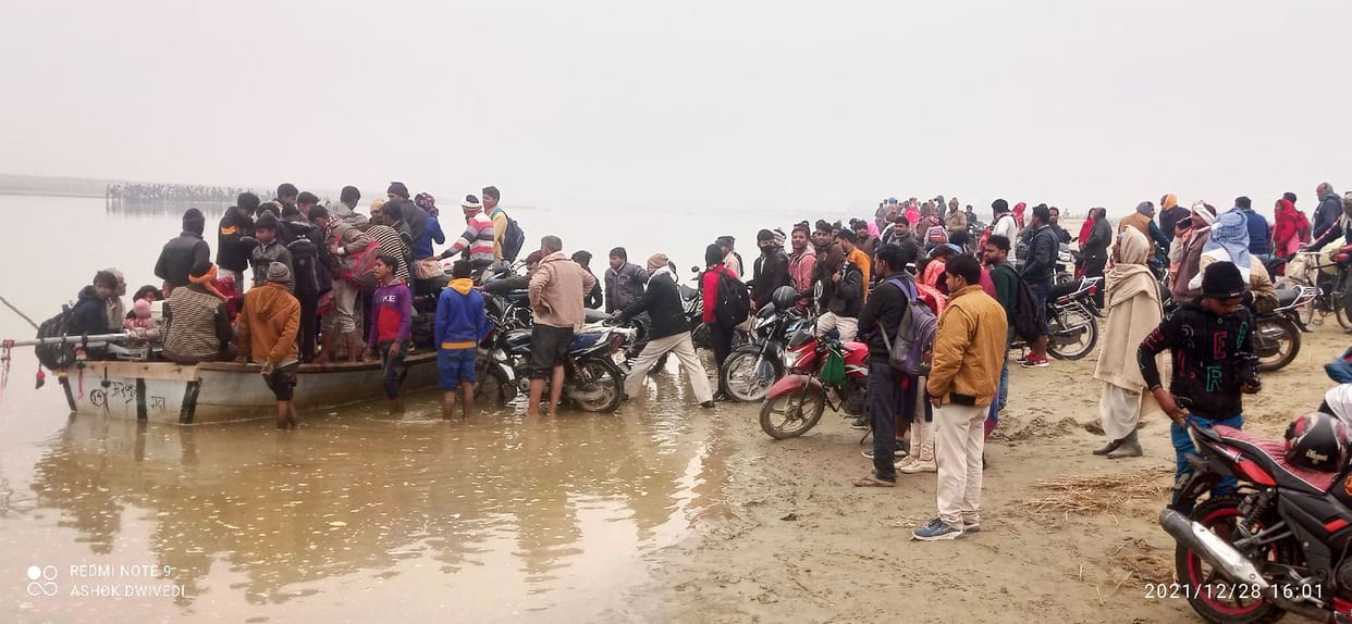 Pantoon bridge of Kolaghat damaged due to bolt breaking, traffic stopped