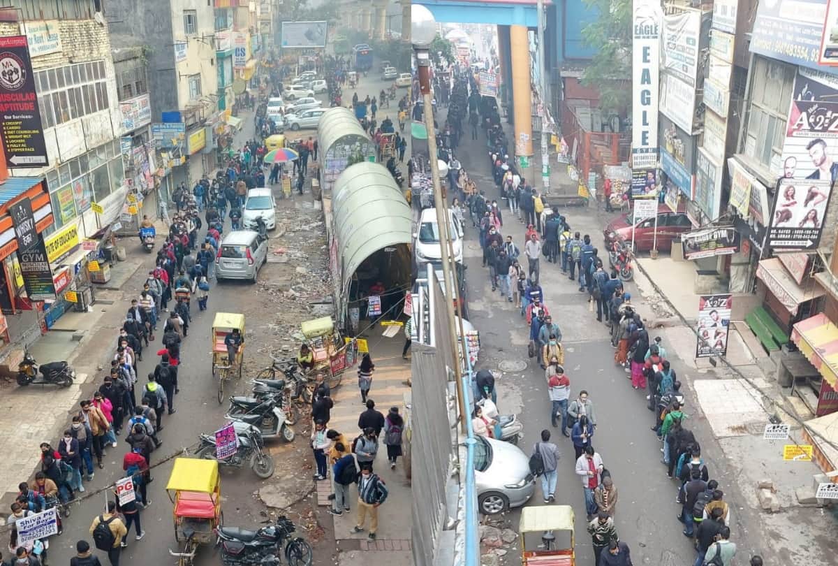 Delhi Yellow Alert: Long Queues Outside Delhi Metro Stations And Bus Stops People In Trouble, See Photos