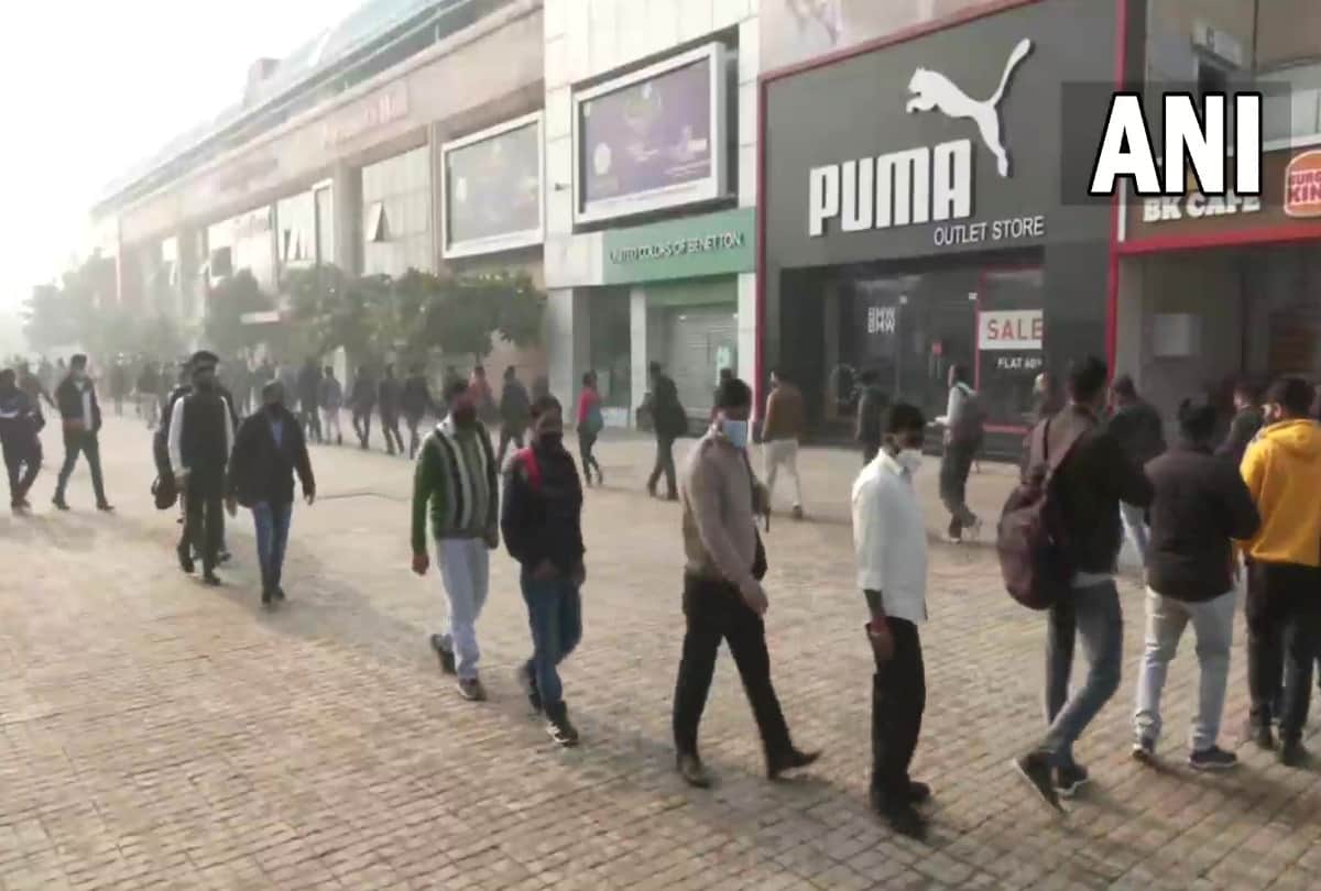 Delhi Yellow Alert: Long Queues Outside Delhi Metro Stations And Bus Stops People In Trouble, See Photos