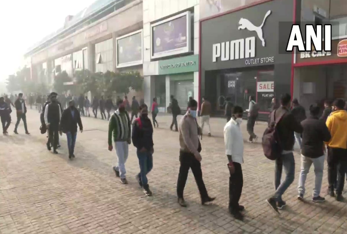Delhi Yellow Alert: Long Queues Outside Delhi Metro Stations And Bus Stops People In Trouble, See Photos
