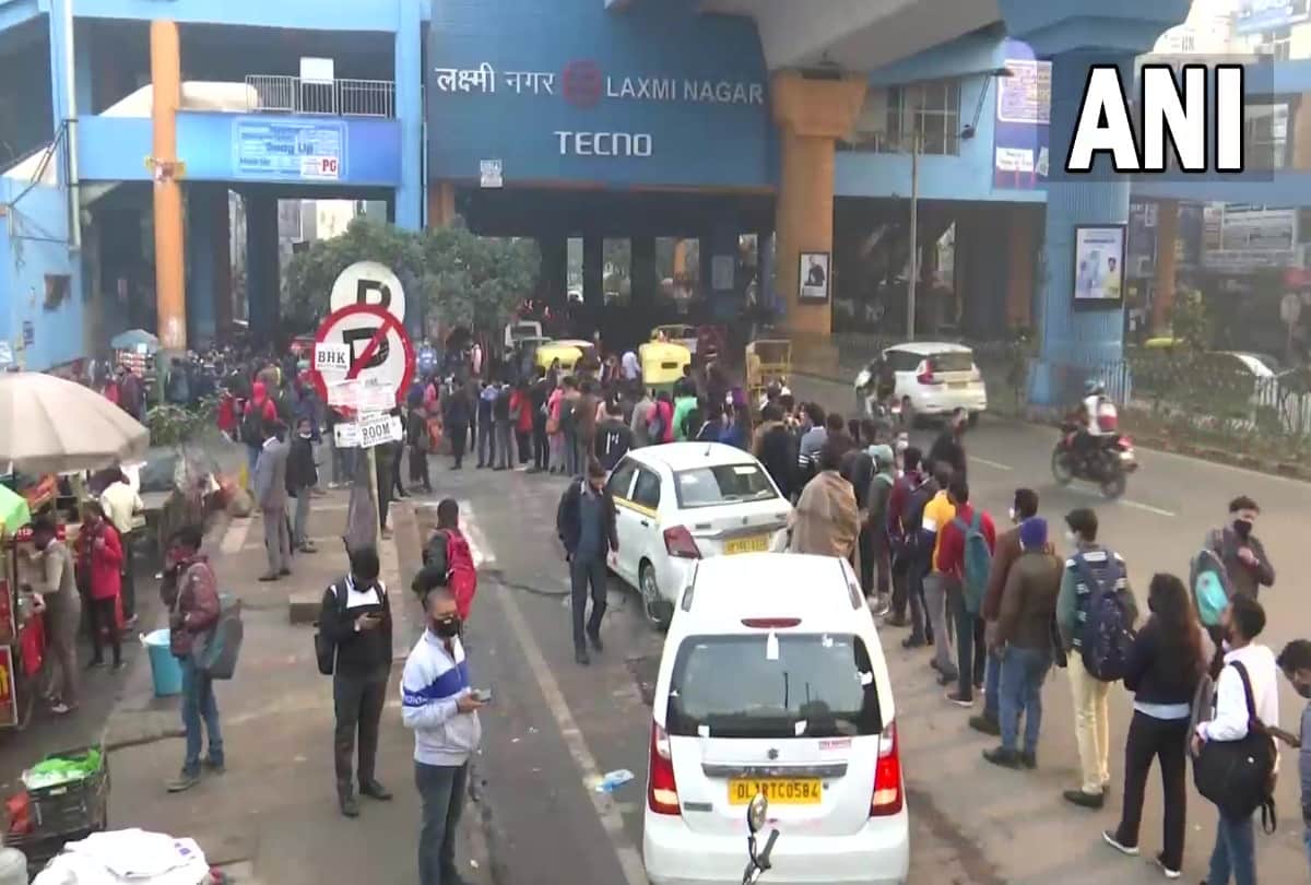Delhi Yellow Alert: Long Queues Outside Delhi Metro Stations And Bus Stops People In Trouble, See Photos