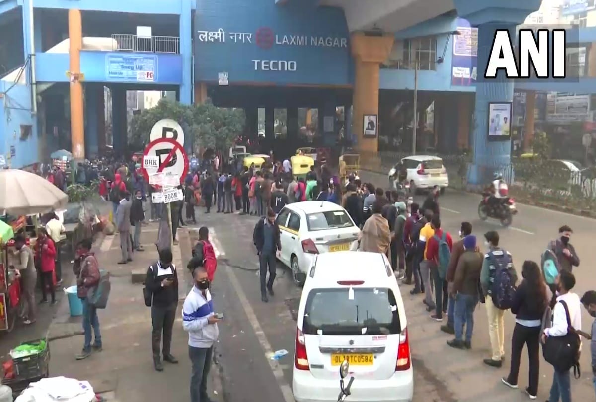 Delhi Yellow Alert: Long Queues Outside Delhi Metro Stations And Bus Stops People In Trouble, See Photos