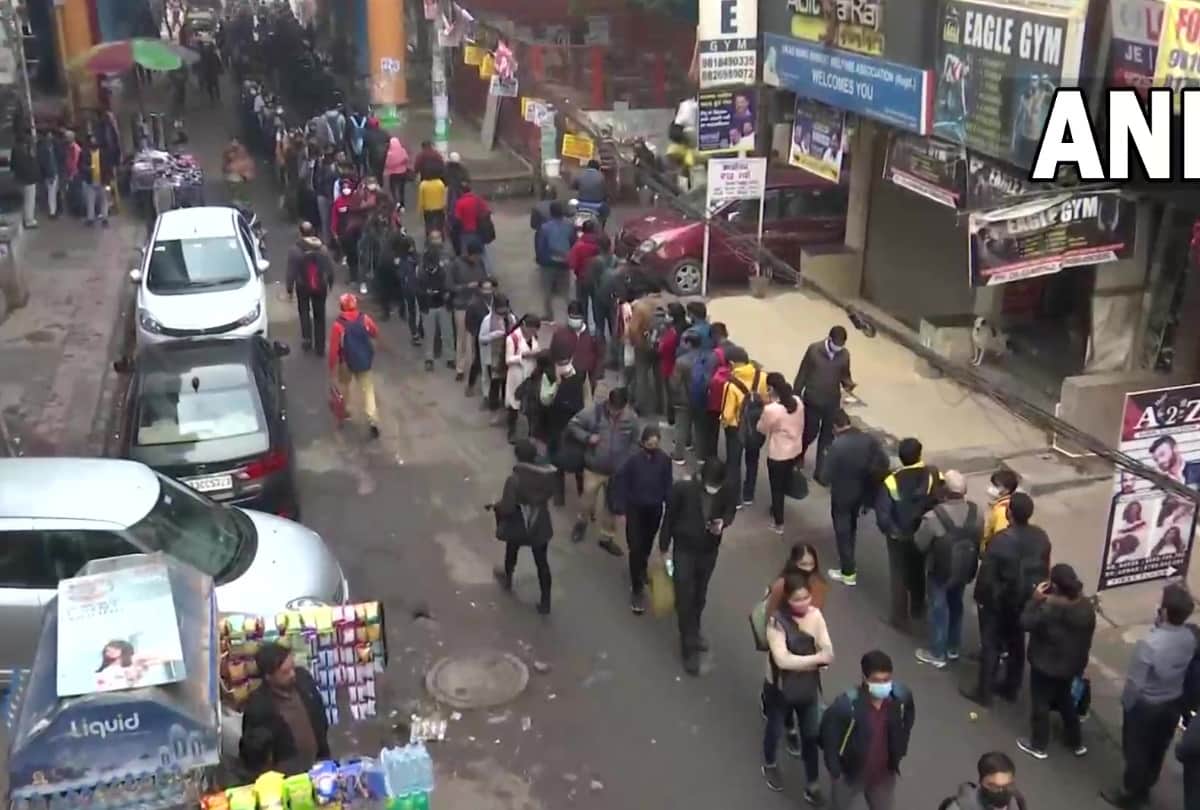 Delhi Yellow Alert: Long Queues Outside Delhi Metro Stations And Bus Stops People In Trouble, See Photos