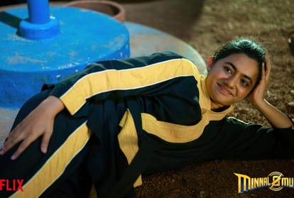 Minnal Murali Movie Review in Hindi by Pankaj Shukla Tovina Thomas Basil Joseph Femina George Netflix India
